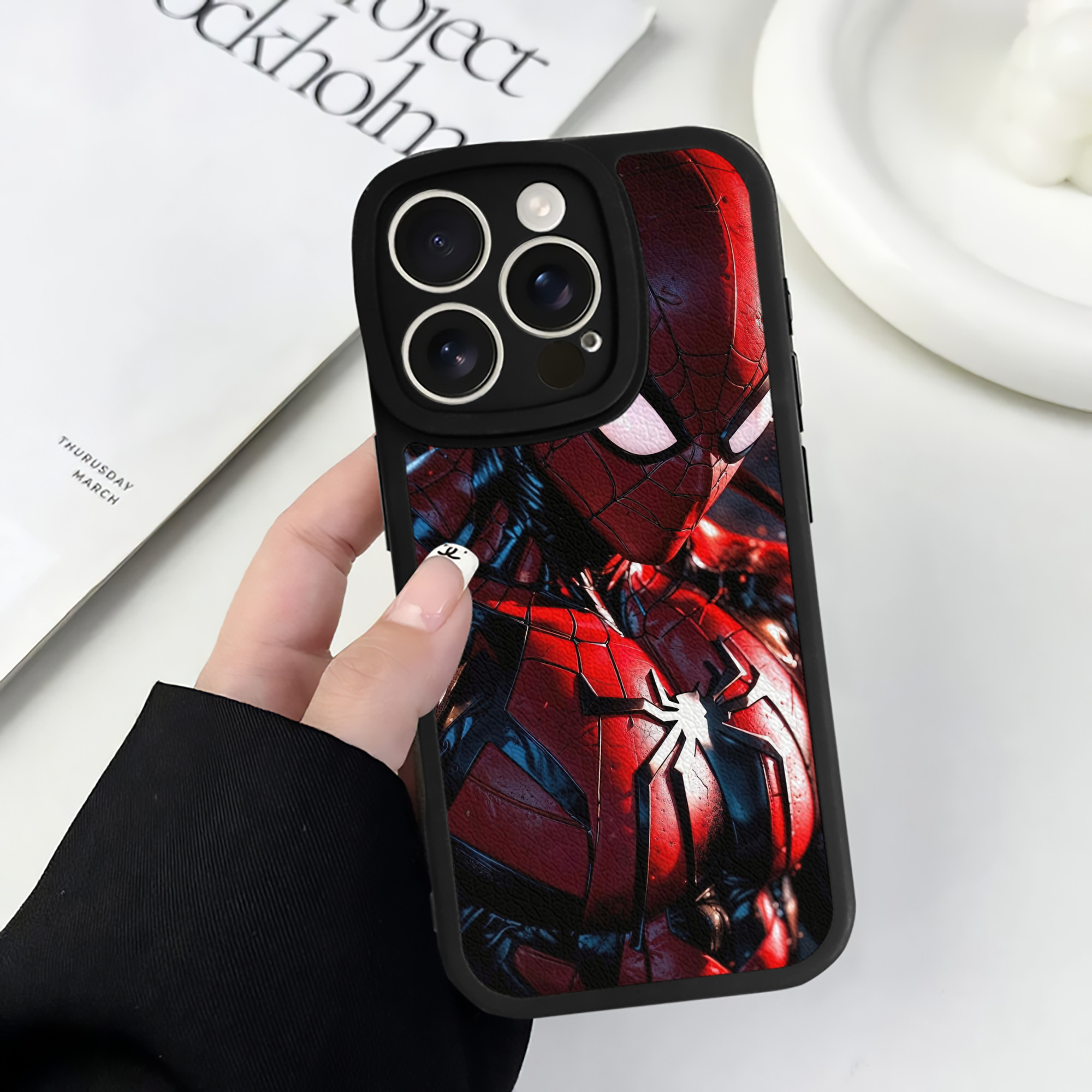 （画像用） Spider Man スパイダーマン 【iPhone 16シリーズ対応】シリコンスマホケース（レザー調） 材質：シリコン